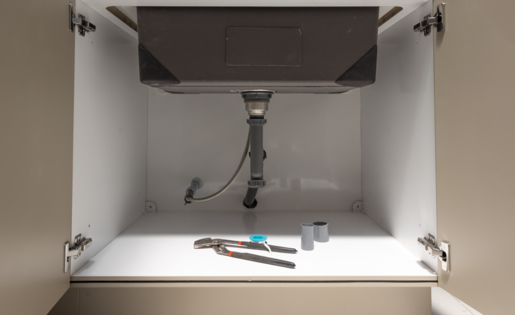 Leaking pipe under sink – what to do immediately